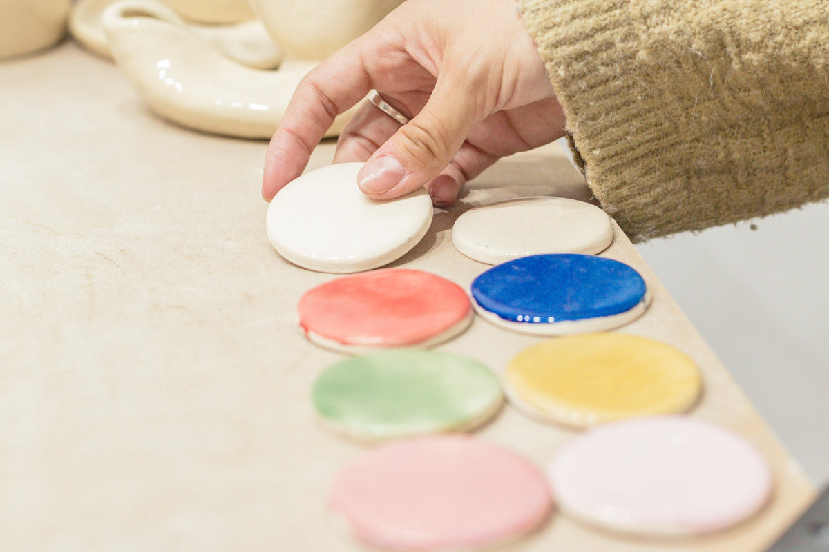 Alumna eligiendo colores de esmalte en el taller Ceramicarte de Madrid